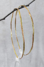 Επάργυρα, επιπλατινωμένα στέφανα γάμου με τριπλή βέργα, δυο χρυσές σφυρήλατες  και μια rose gold σφυρήλατη.