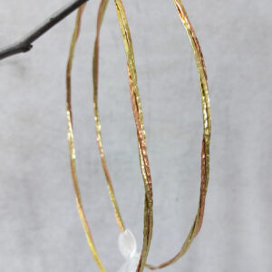 Επάργυρα, επιπλατινωμένα στέφανα γάμου με τριπλή βέργα, δυο χρυσές σφυρήλατες  και μια rose gold σφυρήλατη.