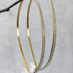 Επάργυρα, επιπλατινωμένα στέφανα γάμου σε χρυσή βέργα με δυο σειρές στρας.