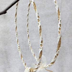 Χειροποίητα στέφανα γάμου με σχοινί και πλεκτή κορδέλα.