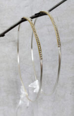 Επάργυρα, επιπλατινωμένα στέφανα γάμου με ασημένια βέργα και σχέδιο χρυσό με στρας στο μπροστινό μέρος.