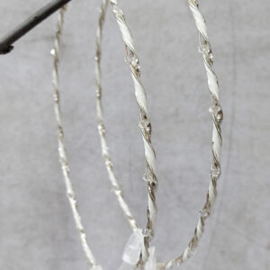 Επάργυρα, επιπλατινωμένα στέφανα γάμου με ασημένια στριφτή γυαλιστερή βέργα με δερμάτινο λευκό σχοινί και κρυσταλλάκια.