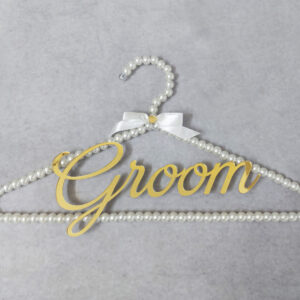 Κρεμάστρα με πέρλες, χρυσό καθρέφτη plexiglass με το "Groom" και σατέν κορδέλα.