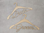 Κρεμάστρα ξύλινη με "Groom" ή "Bride"