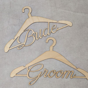 Κρεμάστρα ξύλινη με "Groom" ή "Bride"