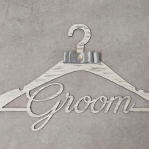 Κρεμάστρα ξύλινη με το "Groom" και σατέν γκρι φιόγκο.