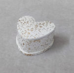 Μπομπονιέρα βάπτισης μπιζουτιέρα κεραμική σε σχήμα καρδιάς σε λευκό χρυσό.