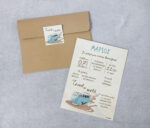 Προσκλητήριο βάπτισης με θέμα "Travel the World" και εκρού φάκελο.