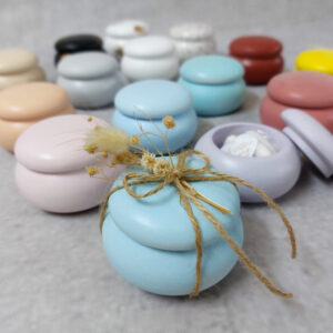 Μπομπονιέρα γάμου - βάπτισης κεραμικό macaron σε διάφορες πάλ αποχρώσεις δεμένη με σχοινί και αποξηραμένα λουλούδια.