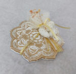 Μπομπονιέρα γάμου κεραμικό σουβέρ σε σχήμα λουλούδι και χαραγμένο  μοτίβο και απόχρωση χρυσό - λευκό.