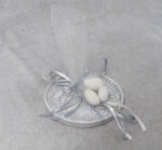 Μπομπονιέρα γάμου κεραμικό σουβέρ με χάραξη λουλούδι και απόχρωση γκρί - λευκό.