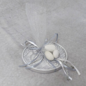 Μπομπονιέρα γάμου κεραμικό σουβέρ με χάραξη λουλούδι και απόχρωση γκρί - λευκό.