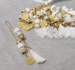 Μαρτυρικά βάπτισης κομπολόι με χρυσή αλυσίδα λευκές και χρυσές χάντρες, χρυσό κωνσταντινιάτο και λευκή φούντα.