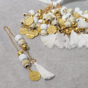 Μαρτυρικά βάπτισης κομπολόι με χρυσή αλυσίδα λευκές και χρυσές χάντρες, χρυσό κωνσταντινιάτο και λευκή φούντα.