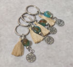 Μαρτυρικά βάπτισης μπρελόκ με χρωματιστές και ασημί χάντρες, σχοινί και ασημί κωνσταντινάτο σε κουτί 50 τμχ.