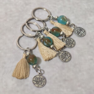 Μαρτυρικά βάπτισης μπρελόκ με χρωματιστές και ασημί χάντρες, σχοινί και ασημί κωνσταντινάτο σε κουτί 50 τμχ.