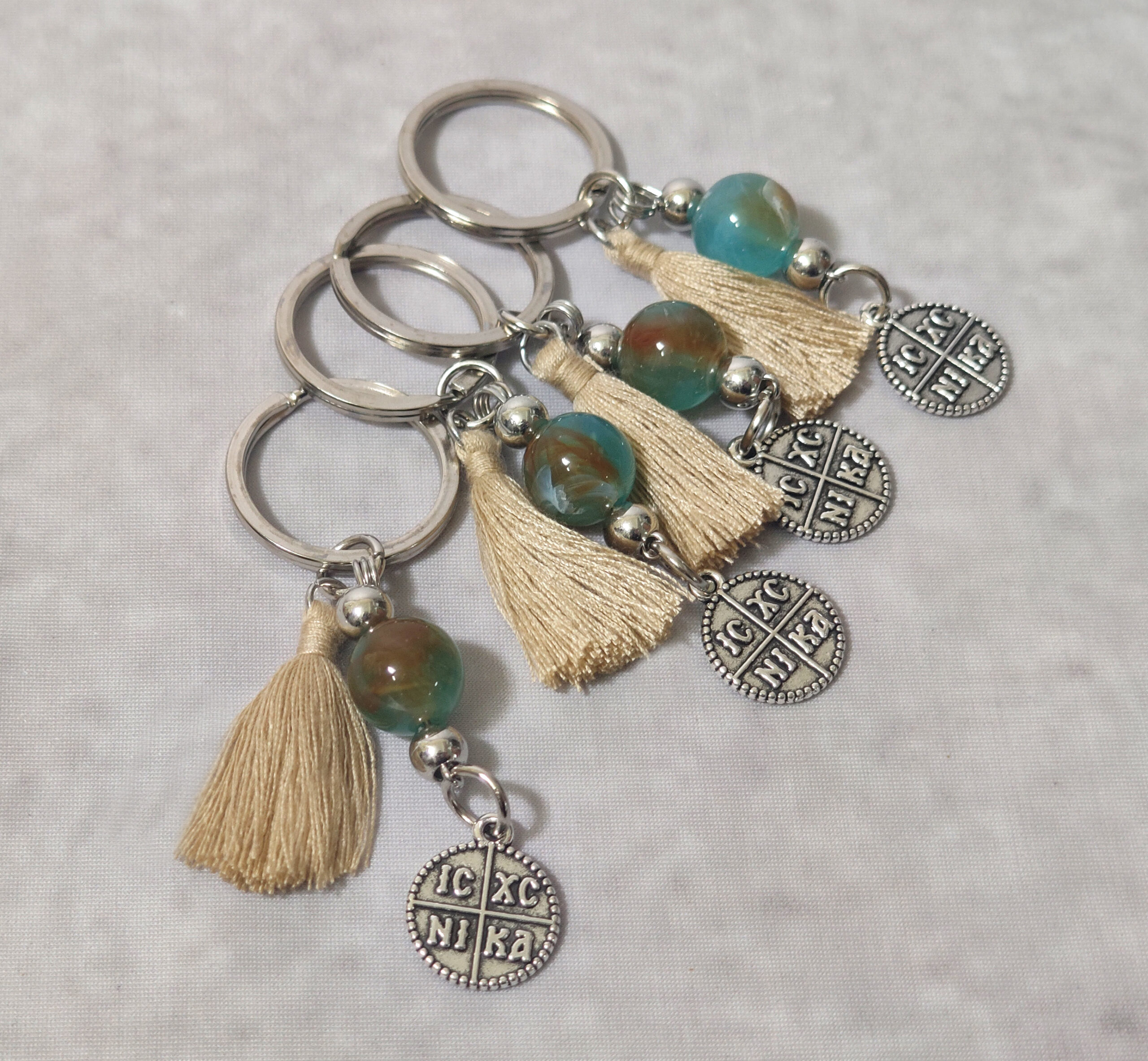 Μαρτυρικά βάπτισης μπρελόκ με χρωματιστές και ασημί χάντρες, σχοινί και ασημί κωνσταντινάτο σε κουτί 50 τμχ.