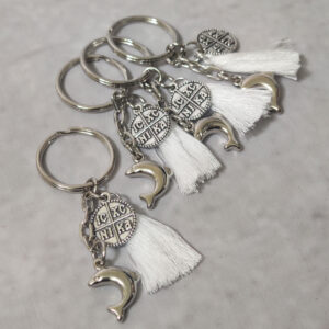 Μαρτυρικά βάπτισης μπρελόκ με ασημί δελφίνι, κωνσταντινάτο και λευκή φούντα σε κουτί 50 τμχ.