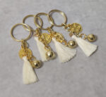 Μαρτυρικά βάπτισης μπρελόκ με χρυσή χάντρα, κωνσταντινάτο και εκρού φούντα σε κουτί 50 τμχ.