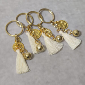 Μαρτυρικά βάπτισης μπρελόκ με χρυσή χάντρα, κωνσταντινάτο και εκρού φούντα σε κουτί 50 τμχ.