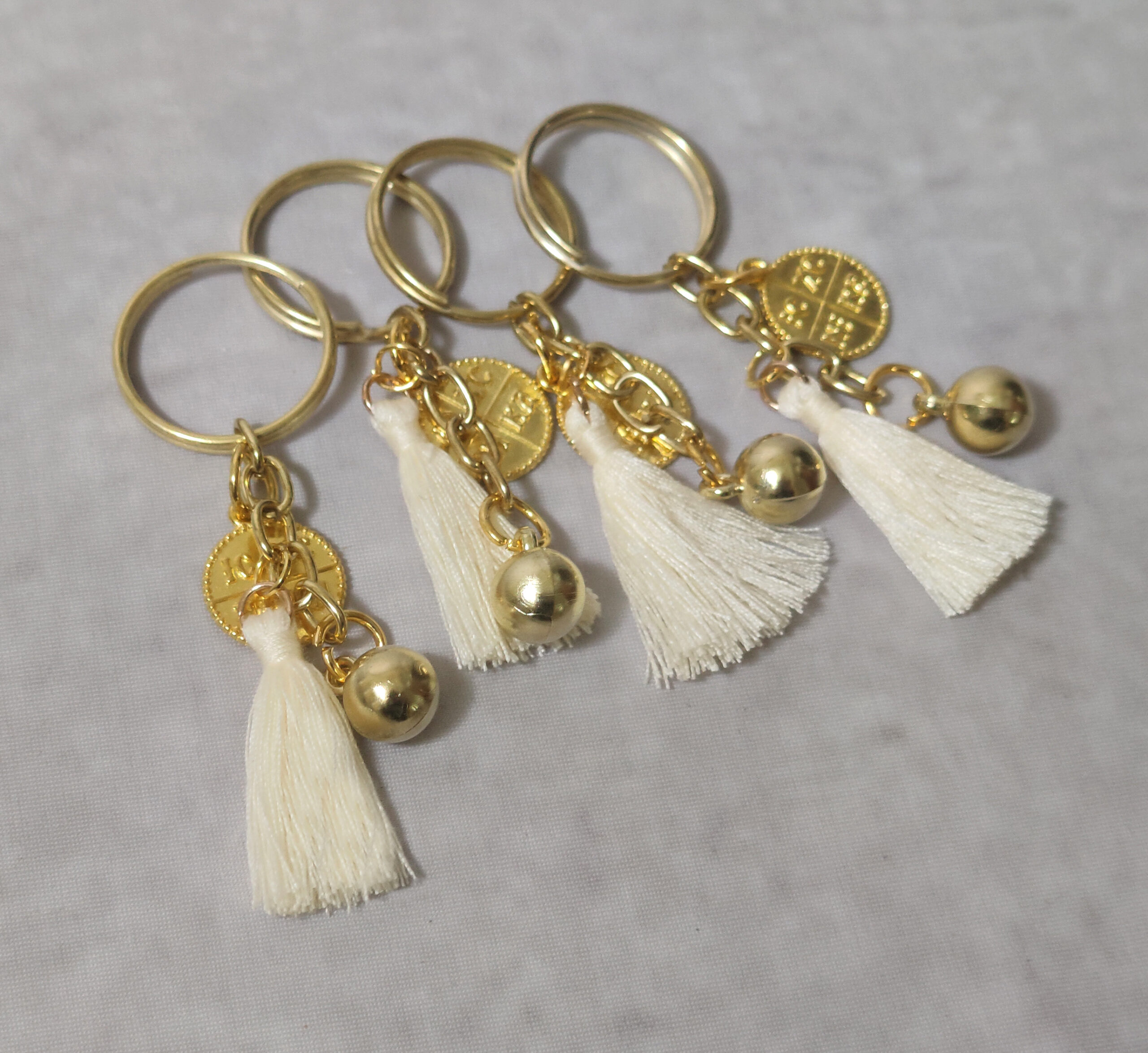 Μαρτυρικά βάπτισης μπρελόκ με χρυσή χάντρα, κωνσταντινάτο και εκρού φούντα σε κουτί 50 τμχ.