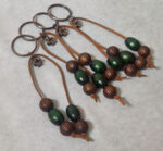 Μαρτυρικά βάπτισης κομπολόι - μπρελόκ Boho με δέρμα, ξύλινες χάντρες και μεταλλικό σταυρό.