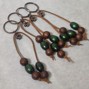 Μαρτυρικά βάπτισης κομπολόι - μπρελόκ Boho με δέρμα, ξύλινες χάντρες και μεταλλικό σταυρό.