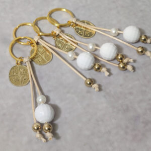 Μαρτυρικά βάπτισης μπρελόκ με λευκές και χρυσές χάντρες, σχοινί και χρυσό κωνσταντινάτο σε κουτί 50 τμχ.