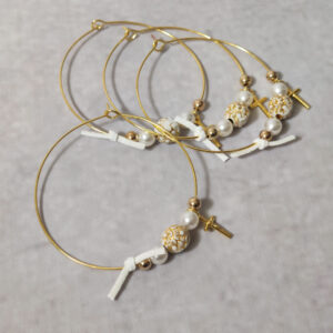 Μαρτυρικά βάπτισης μεταλλικά βραχιόλια στολισμένα με 2 λευκές πέρλες, περίτεχνη χάντρα με χάραξη λουλούδια, 2 χρυσές χάντρες με μεταλλικό χρυσό σταυρό και δερμάτινο λευκό φιογκάκι.