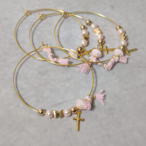 Μαρτυρικά βάπτισης μεταλλικά βραχιόλια στολισμένα με 2 λευκές πέρλες, περίτεχνη ροζ χάντρα  2 χρυσές χάντρες και χρυσή πεταλούδα με μεταλλικό χρυσό σταυρό και δερμάτινο ροζ χειροποίητο φιογκάκι.