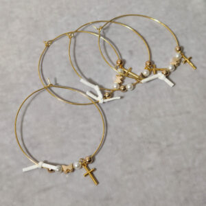 Μαρτυρικά βάπτισης μεταλλικά βραχιόλια στολισμένα με 2 λευκές πέρλες,  2 χρυσές χάντρες και χρυσή πεταλούδα με μεταλλικό χρυσό σταυρό και δερμάτινο λευκό φιογκάκι.