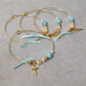 Μαρτυρικά βάπτισης μεταλλικά βραχιόλια στολισμένα με 2 λευκές πέρλες, περίτεχνη χάντρα με νερά από βεραμάν απόχρωση, 2 χρυσές χάντρες και χρυσό κοχύλι με μεταλλικό χρυσό σταυρό και δερμάτινο βεραμάν φιογκάκι.