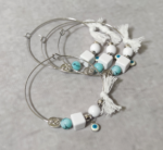 Μαρτυρικά βάπτισης μεταλλικά βραχιόλια στολισμένα με λευκή πέρλα, 2 ασημί χάντρες, τετράγωνη και κυκλική γυαλιστερή χάντρα, ματάκι και χειροποίητο λευκό φιογκάκι.