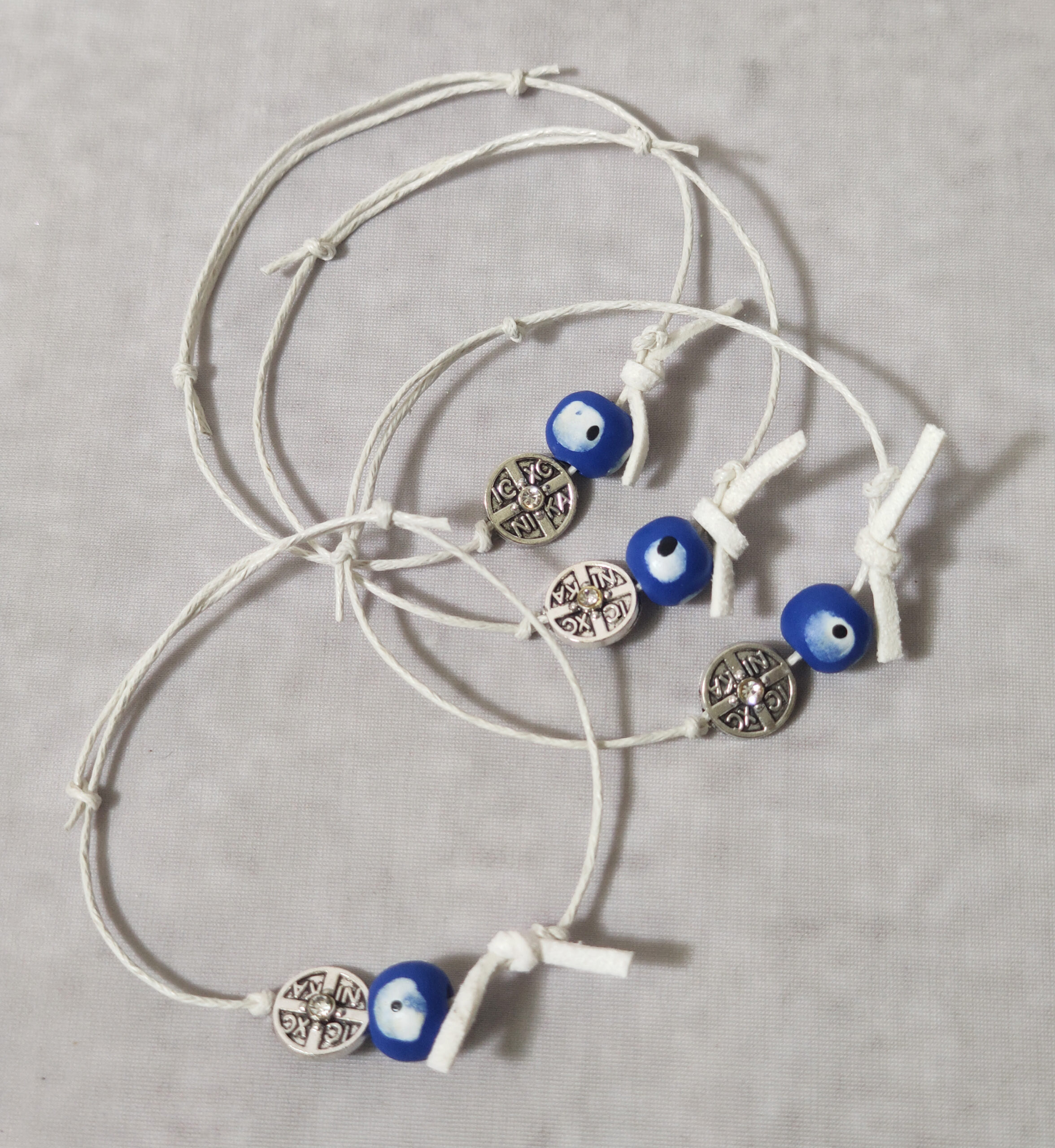 Μαρτυρικά βάπτισης βραχιόλια με ξύλινο ζωγραφισμένο μάτι και περίτεχνο σταυρό ασημί κωνσταντινάτο και λευκό στρας.