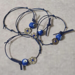 Μαρτυρικά βάπτισης βραχιόλια με ξύλινο ζωγραφισμένο μάτι και περίτεχνο σταυρό ασημί κωνσταντινάτο και μπλέ στρας.