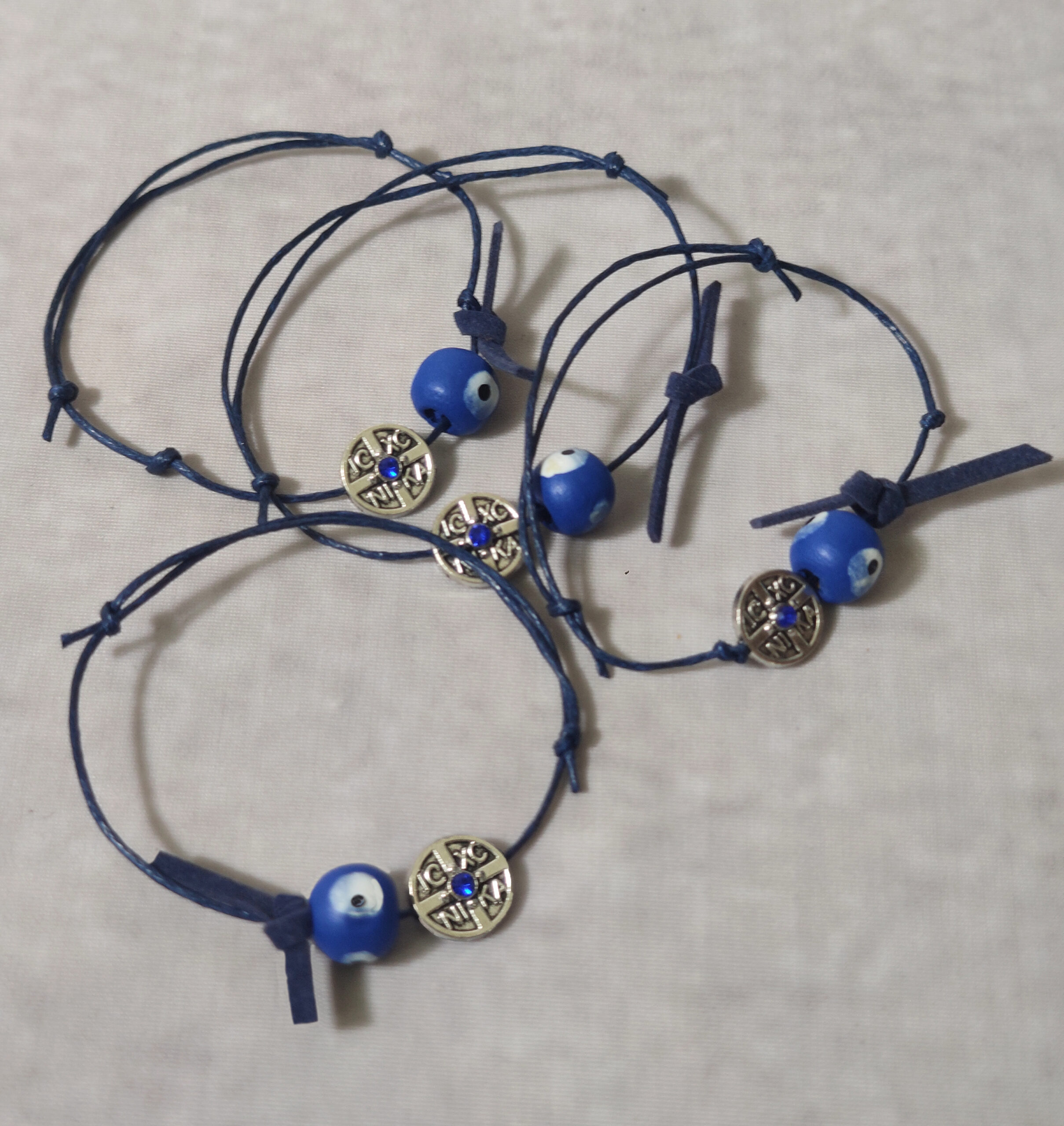 Μαρτυρικά βάπτισης βραχιόλια με ξύλινο ζωγραφισμένο μάτι και περίτεχνο σταυρό ασημί κωνσταντινάτο και μπλέ στρας.