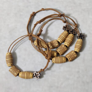 Μαρτυρικά βάπτισης βραχιόλια Boho με διπλό σχοινί και ξύλινες ανάγλυφες χάντρες με μεταλλικό σταυρουδάκι.