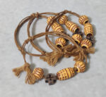 Μαρτυρικά βάπτισης βραχιόλια Boho με διπλό σχοινί και ξύλινες ανάγλυφες χάντρες με μεταλλικό σταυρουδάκι.