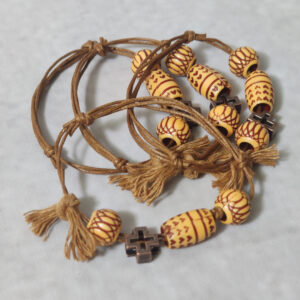 Μαρτυρικά βάπτισης βραχιόλια Boho με διπλό σχοινί και ξύλινες ανάγλυφες χάντρες με μεταλλικό σταυρουδάκι.