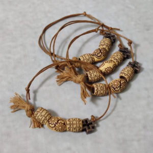 New ProductΜαρτυρικά βάπτισης βραχιόλια Boho και ξύλινες ανάγλυφες χάντρες με μεταλλικό σταυρουδάκι.