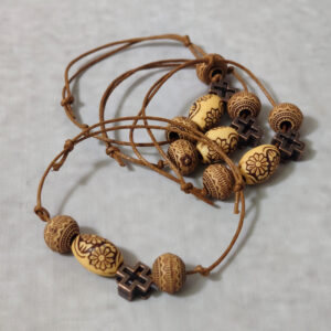 Μαρτυρικά βάπτισης βραχιόλια Boho με ξύλινες ανάγλυφες χάντρες με μεταλλικό σταυρουδάκι.