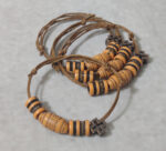 Μαρτυρικά βάπτισης βραχιόλια Boho με διπλό σχοινί και ξύλινες ανάγλυφες χάντρες με μεταλλικό σταυρουδάκι.