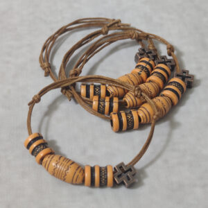 Μαρτυρικά βάπτισης βραχιόλια Boho με διπλό σχοινί και ξύλινες ανάγλυφες χάντρες με μεταλλικό σταυρουδάκι.