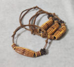 Μαρτυρικά βάπτισης βραχιόλια Boho με διπλό σχοινί και ξύλινες ανάγλυφες χάντρες με μεταλλικό σταυρουδάκι.