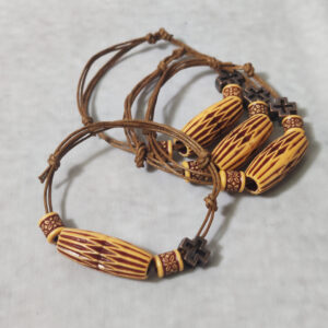 Μαρτυρικά βάπτισης βραχιόλια Boho με διπλό σχοινί και ξύλινες ανάγλυφες χάντρες με μεταλλικό σταυρουδάκι.