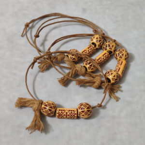 Μαρτυρικά βάπτισης βραχιόλια Boho με  ξύλινες ανάγλυφες χάντρες και σταυρουδάκι ζωγραφισμένο πάνω στην ξύλινη χάντρα.