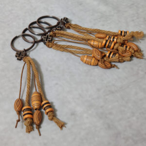 Μαρτυρικά βάπτισης κομπολόι - μπρελόκ Boho με σχοινιά ξύλινες χάντρες και μεταλλικό σταυρό.