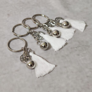 Μαρτυρικά βάπτισης κομπολόι - μπρελόκ Boho με σχοινιά ξύλινες χάντρες και μεταλλικό σταυρό.