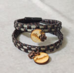 Μαρτυρικά βάπτισης βραχιόλια με γνήσιο δέρμα για μπαμπά και νονό με μεταλλικό σταυρουδάκι και ξύλινο διακοσμητικό με χάραξη.