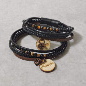 Μαρτυρικά βάπτισης βραχιόλια με γνήσιο δέρμα για μπαμπά και νονό με μεταλλικό σταυρουδάκι και ξύλινο διακοσμητικό με χάραξη.